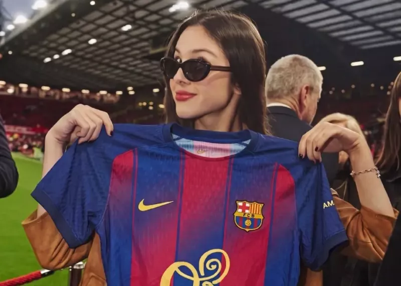 لوگوی خواننده محبوب نوجوانان روی لباس بارسا