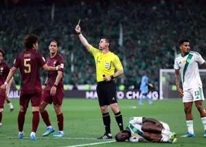 داور فینال آسیا را از فرودگاه برگرداندند!