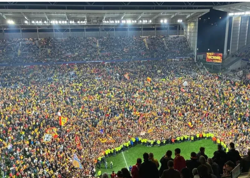 همه ورزشگاه داخل زمین: دیوانه‌وارترین جشن سال