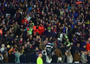 دلیل توقف ۱۵ دقیقه‌ای بازی بارسلونا 