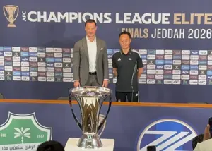 عکس یادگاری مربیان فینالیست آسیا با جام قهرمانی