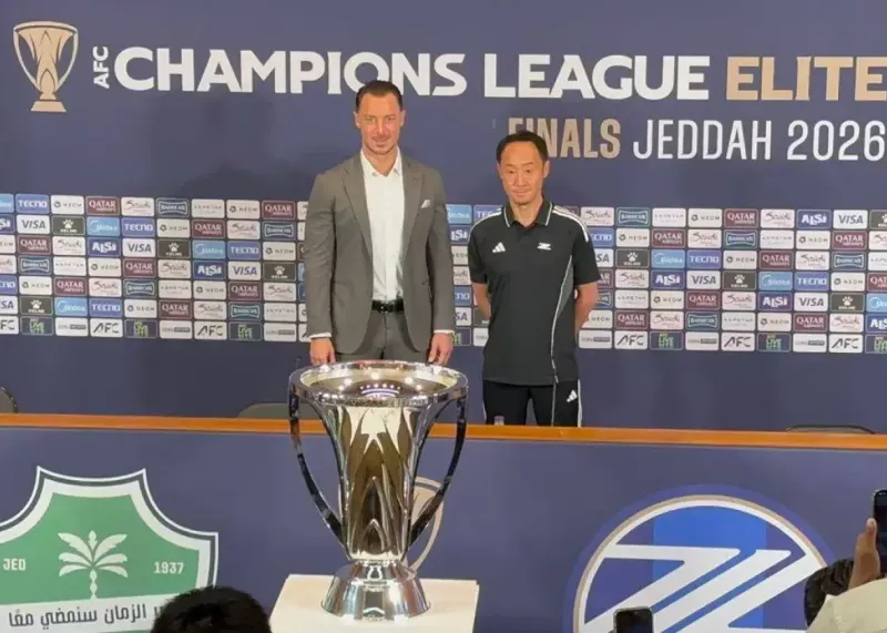 عکس یادگاری مربیان فینالیست آسیا با جام قهرمانی