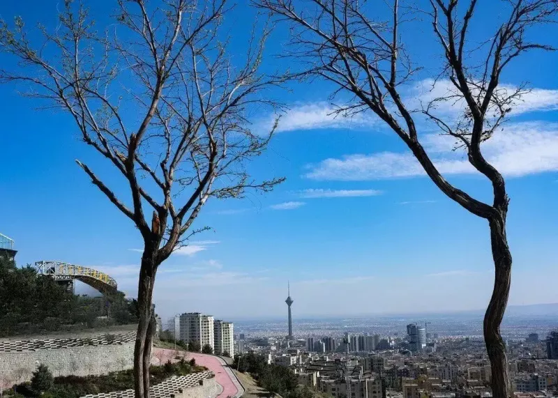 آسمان آبی در بحبوحۀ جنگ، چرا؟