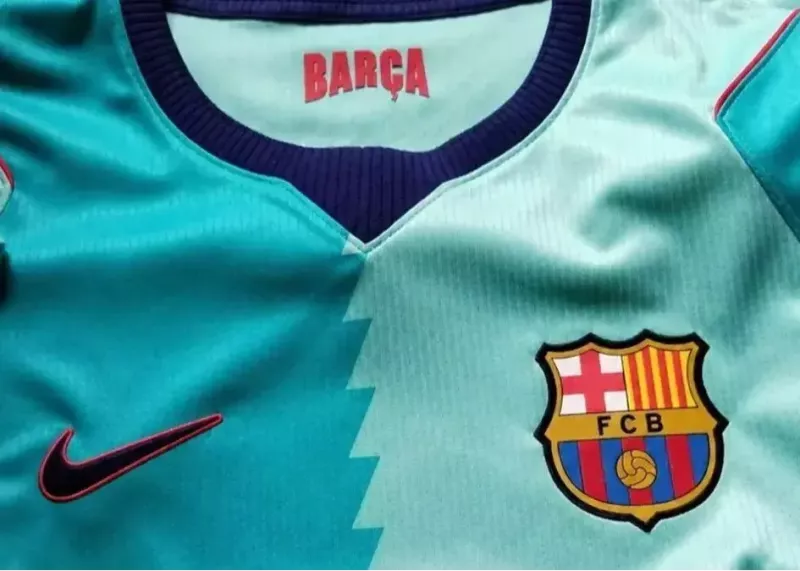  از کیت فیروزه‌ای رنگ بارسلونا رونمایی شد (عکس)