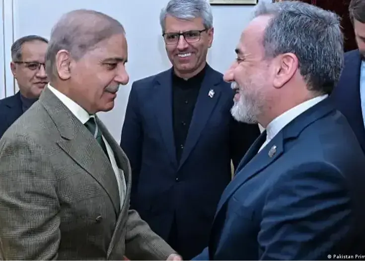 عباس عراقچی از عمان و هیات ایرانی از تهران، به اسلام‌آباد برمی‌گردند