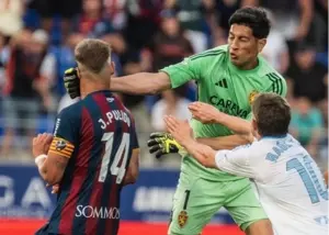 دروازه‌بان پس از اخراج دیوانه شد! (عکس)