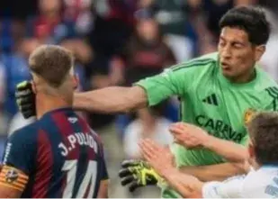 جشن هواداران از مشت کاپیتان به صورت حریف!