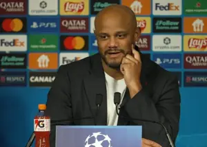 کمپانی: با قد 192 نمی‌توانم مثل مورینیو قایم شوم!