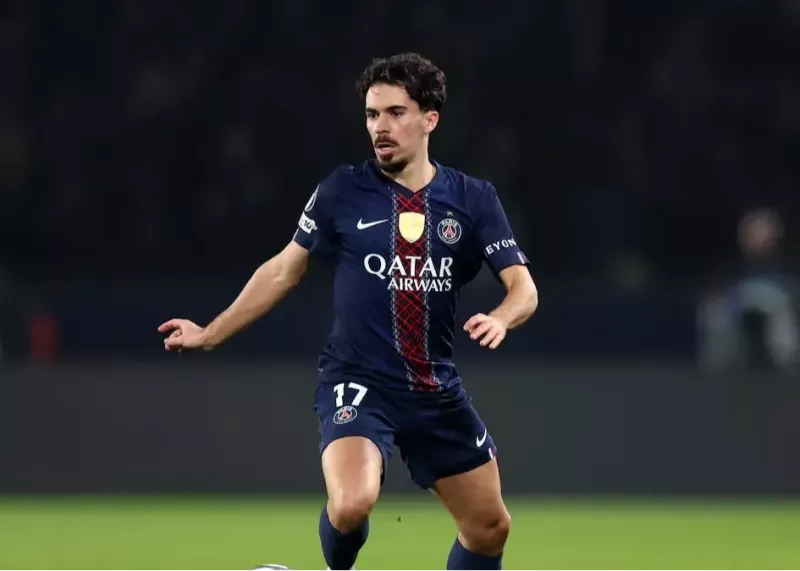 خیال پاریس از بهترین هافبک جهان راحت شد