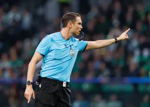 نگرانی بایرن در پاریس: این داور خوش‌یمن نیست