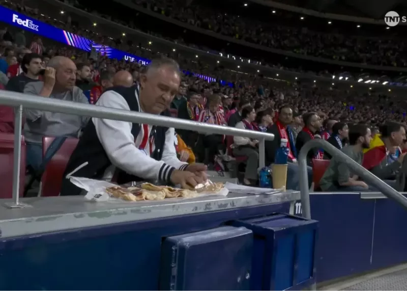 مرد ساندویچی، جذاب‌ترین صحنه اتلتیکو-آرسنال!