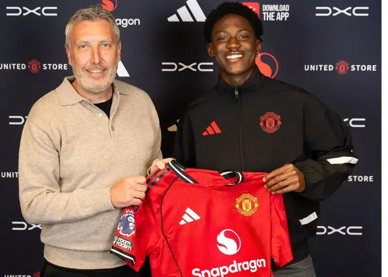 رسمی: بازیکن مازاد آموریم با یونایتد تمدید کرد