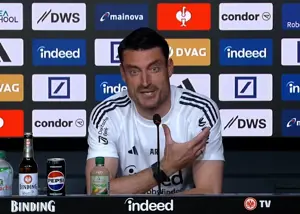 جنجال بزرگ: سرمربی فرانکفورت به خبرنگار حمله کرد