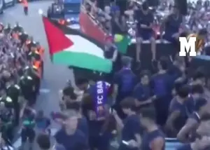 یامال و اهتزاز پرچم فلسطین در رژه بارسا (عکس)