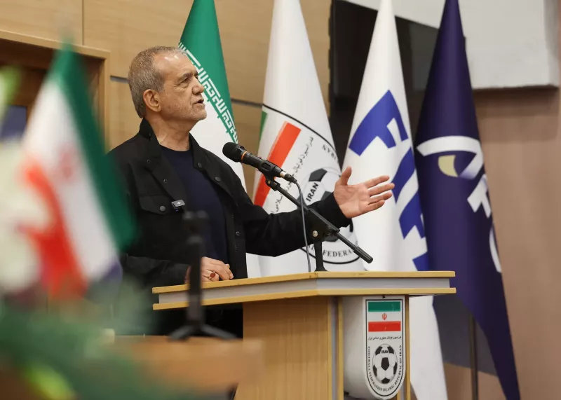 پزشکیان به ملی‌پوشان: با سربلندی باز خواهید گشت