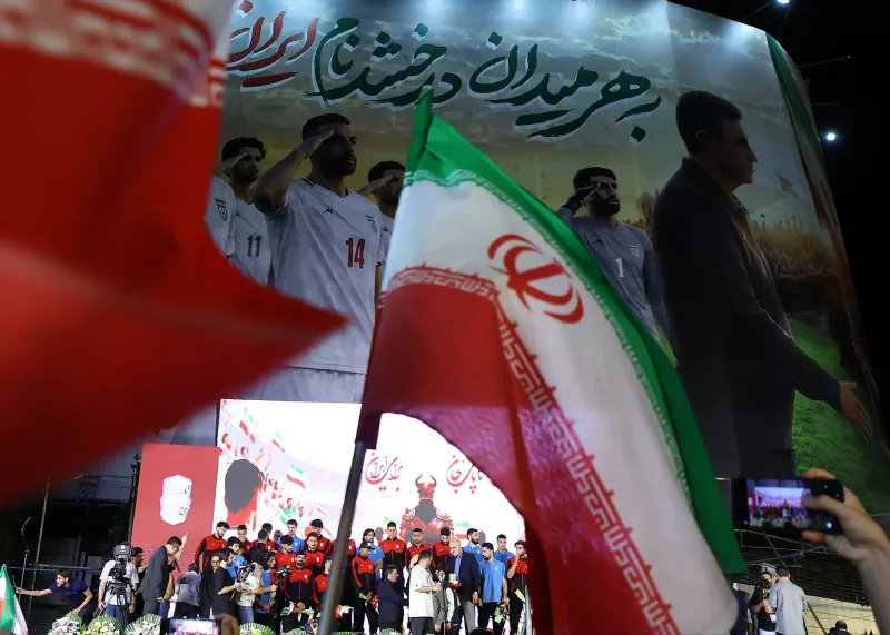 نمای واضح از دیوارنگاره تیم ملی در میدان انقلاب