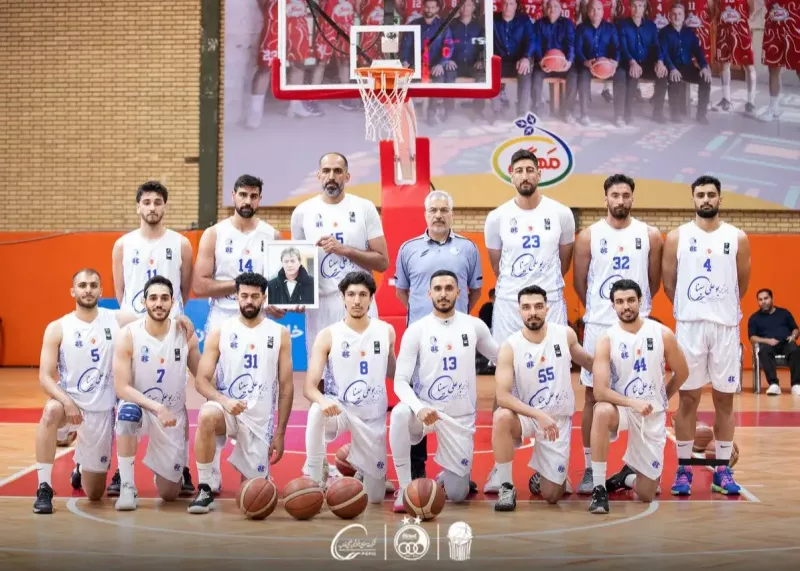 ورود بسکتبالیستهای استقلال با تصویر حجازی(عکس)