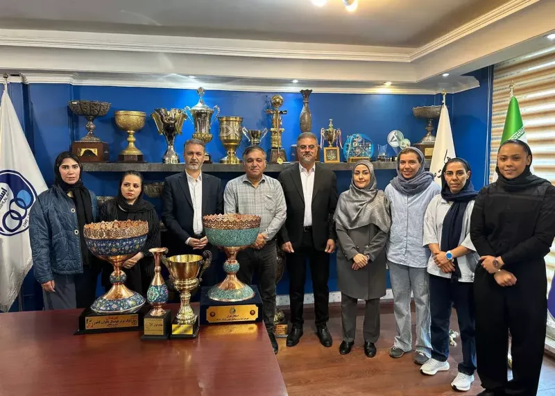 چهار جام جدید در ویترین استقلال (عکس)