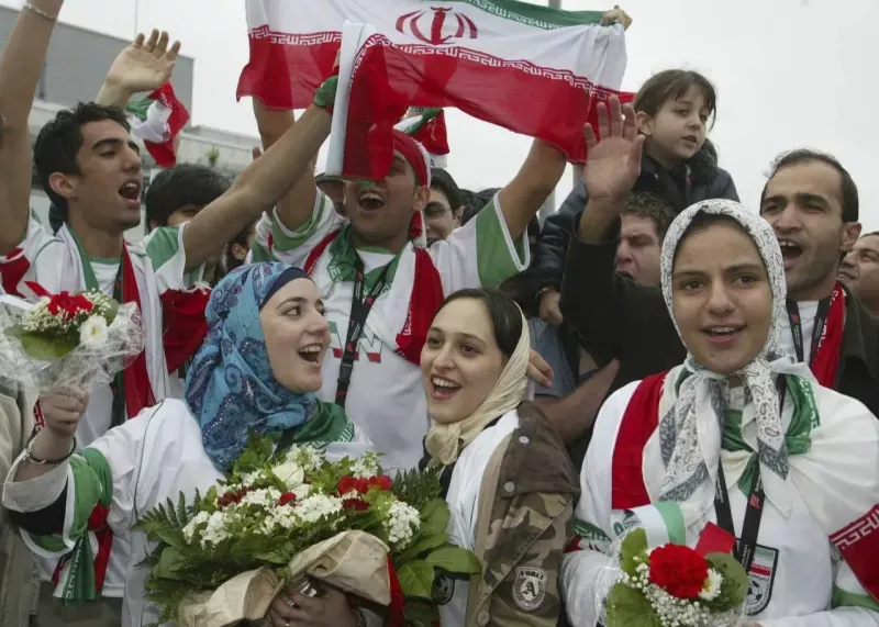 استقبال از کاروان ایران در محل جام جهانی! (عکس)
