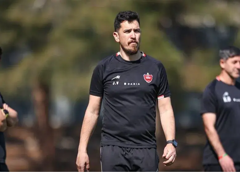 مربی پرسپولیس در عمان گرفتار شد!
