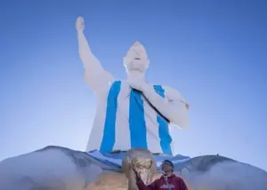 مجسمه تاریخی لئو مسی با 70 تن بتن‌ریزی!
