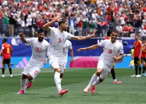 شنل قهرمانی بر تن گلر ایران - بازتاب جهانی ایران-بلژیک