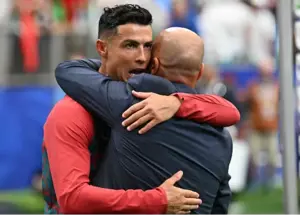 رونالدو قهرمانی جهان را بغل کرد!