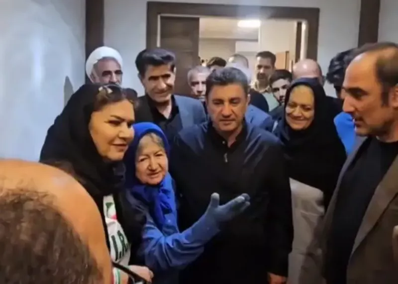 استقبال مادربزرگ استقلالی از قلعهنویی(عکس)