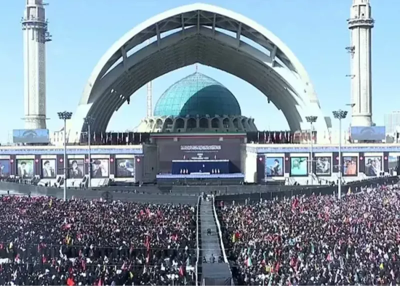 برگزاری مراسم وداع با رهبر شهید در مصلی (عکس)