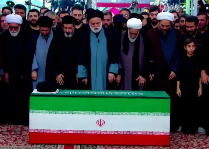 مصطفی خامنه‌ای بر پیکر پدر شهید نماز خواند