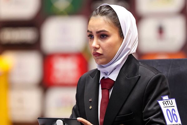 قضاوت یک داور زن ایرانی در مسابقات تکواندو