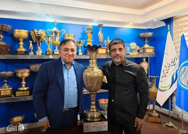 علیرضا دبیر در باشگاه استقلال، کاپ اهدا شد