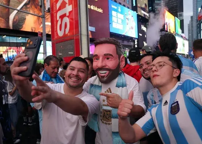 میدان تایمز به تسخیر آرژانتینیها در آمد!