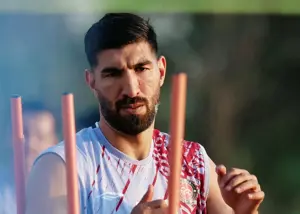 شهریار با پیراهن پرسپولیس در تراکتور (عکس)