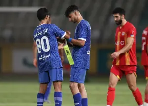 بازوبند استقلال روی بازوی پدیده ۲۰ ساله