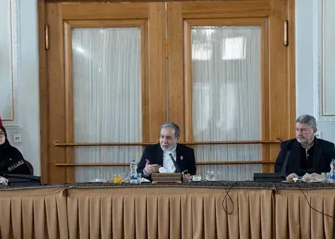 عراقچی: رایزنی‌ها درباره تردد کشتی‌ها در تنگه هرمز 