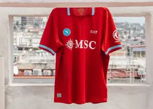 پیراهن خاطرهانگیز ناپولی به یاد قهرمانی با مارادونا