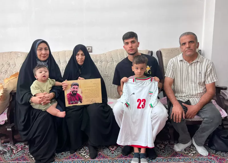 دیدار ستاره سپاهان با خانواده شهید جنگ رمضان