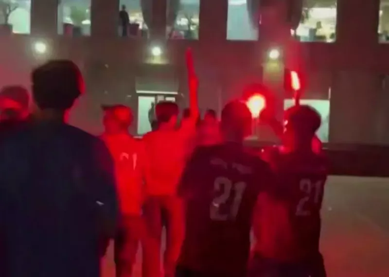 جنجال هواداران تراکتور مقابل هتل پرسپولیس!