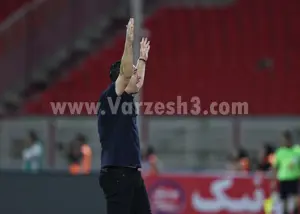 مشت گره کرده سرمربی تراکتور: هنوز زنده‌ام!