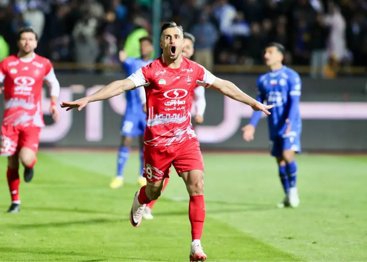 ستاره پرسپولیس در آغوش بزرگان تاریخ فوتبال ایران!