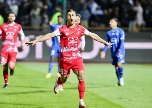 ستاره پرسپولیس در آغوش بزرگان تاریخ فوتبال ایران!