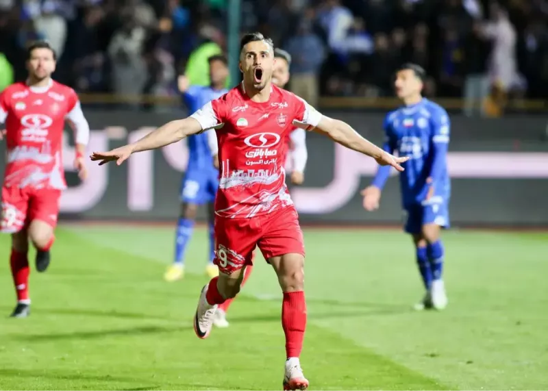 ستاره پرسپولیس در آغوش بزرگان تاریخ فوتبال ایران!