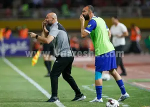 فرمانده استقلال طاقت نشستن ندارد! (عکس)