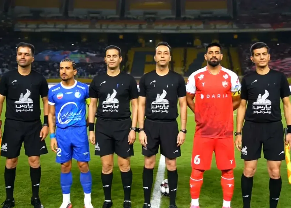 اولین دربی اصفهان، در انتظار گل شماره ۲۰۰ زنده: استقلال ۰ - پرسپولیس ۰ استقلال و پرسپولیس در شهرآورد ۱۰۷ برای رسیدن به صدر جدول لیگ برتر مقابل یکدیگر قرار می‌گیرند و ورزشگاه نقش‌جهان برای نخستین بار میزبان بزرگ‌ترین مسابقه فوتبال باشگاهی ایران است.