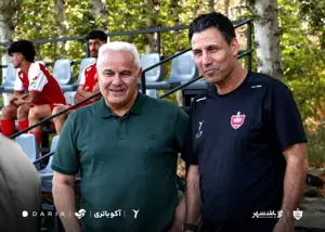 سرمربی پرسپولیس در کنار منتقد مشهور! (عکس)