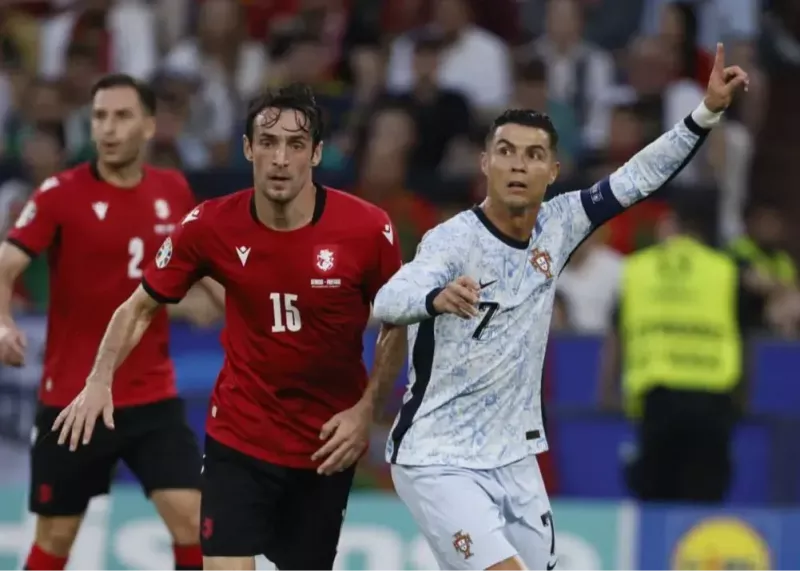لباس پرسپولیس بخرید، دوباره پاسپورت بگیرید!
