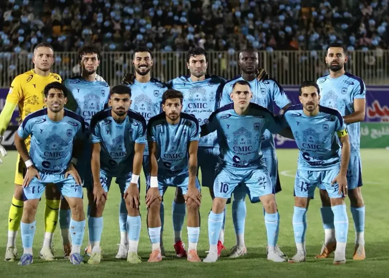 ستاره چادرملو با بازوبند و پاس گل برگشت(عکس)