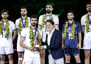 کاپیتان ایران جام را گرفت، اما لبخند نزد