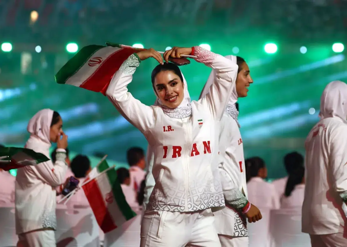 تیتر دو دختر ایران در جهان ویرال شد! (عکس) مراسم افتتاحیه بیستمین دوره بازی‌های آسیایی درحالی برگزار شد که یک عکس از دختر ورزشکار ایرانی در حال رژه ورزشکاران بیش...